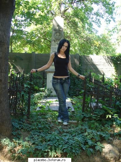 aici sunt intr-un cimitir.nu va speriatzi, dar imi place la nebunie sa fac poze in o atractzie